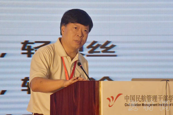 上午第二個主持人徐堅